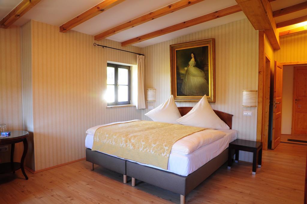 Hotel Schlossresidenz Heitzenhofen Duggendorf Room photo