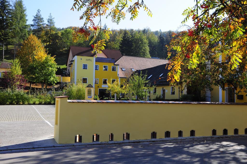 Hotel Schlossresidenz Heitzenhofen Duggendorf Exterior photo